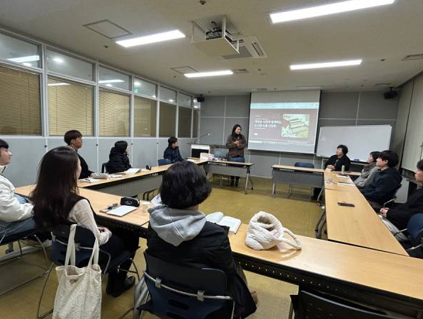 퇴근 후 책 읽기 이미지